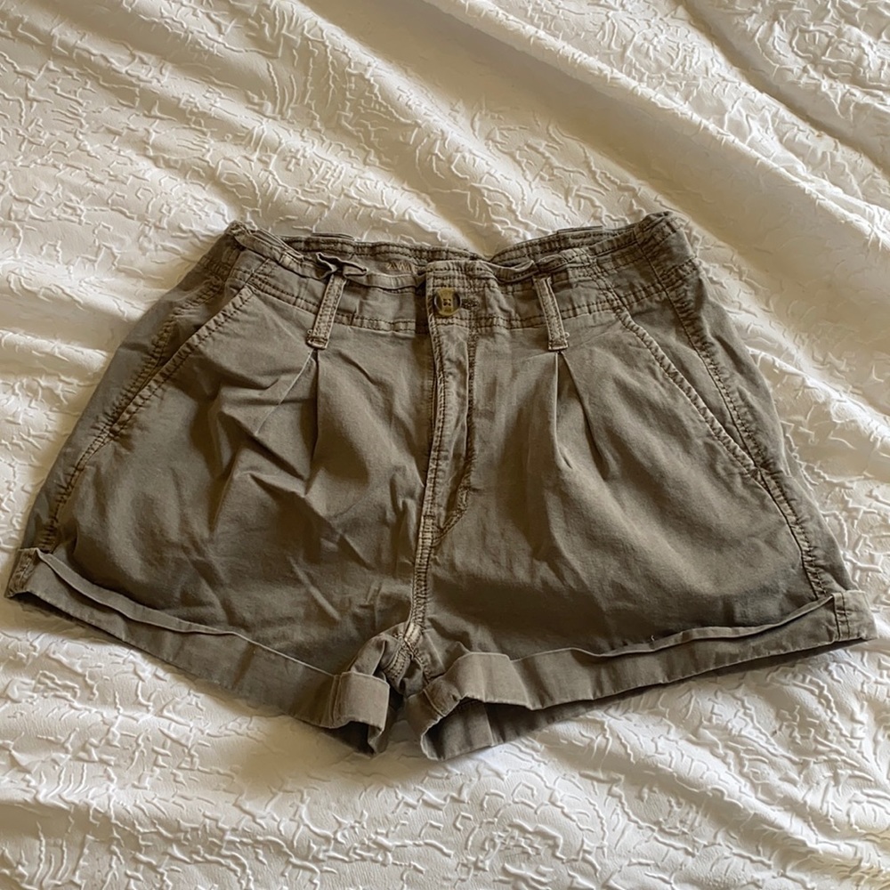 American eagle size 6 shorts.